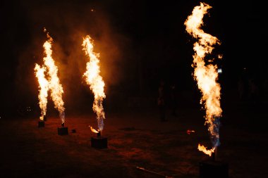 Geceleri dört büyük dikey alevler yanıyor.