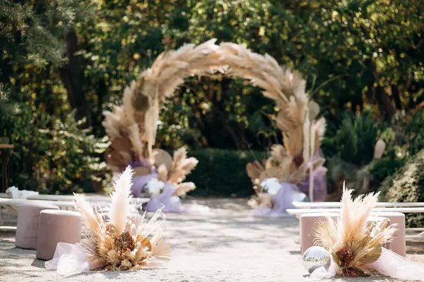 Açık hava düğün kemeri pampa otları ve çiçeklerle süslenmiş doğal ortamda
