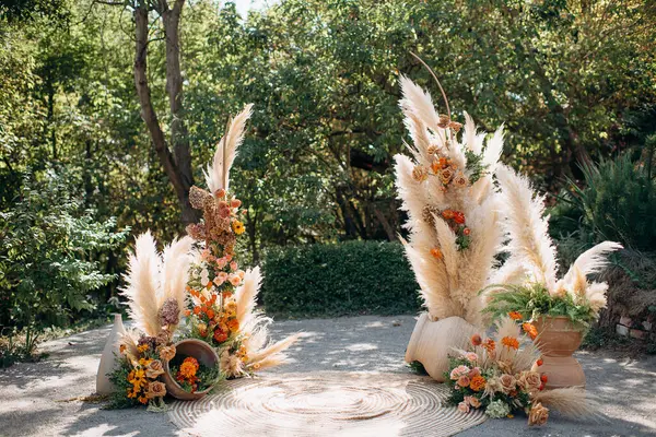 Pampa otları ve çiçek aranjmanları doğal ortamda bir açık hava etkinliği alanı oluşturur.