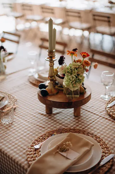 Çiçek aranjmanları ve mumlarla şenlik masası. Sıcak, zarif bir atmosfer.