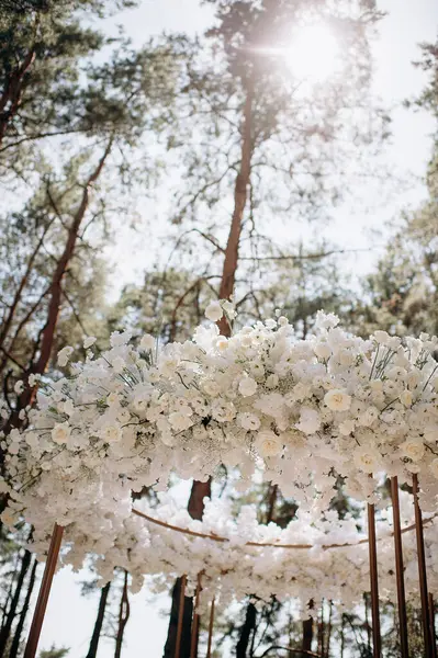 Düğün kemeri beyaz bebek nefesli çiçeklerle süslenmiş.