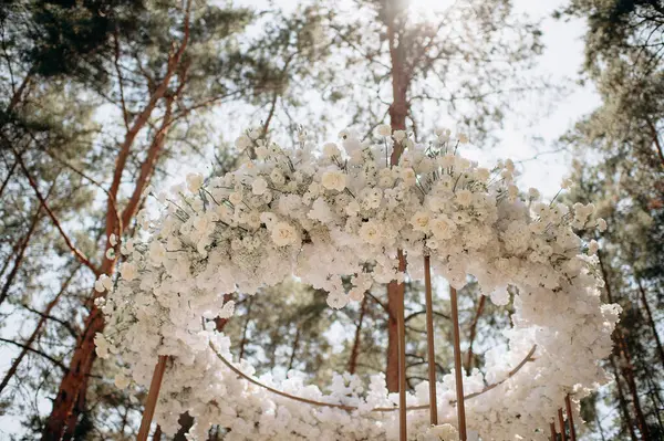 Düğün kemeri beyaz bebek nefesli çiçeklerle süslenmiş.