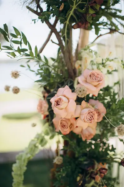 Şeftali gülleri ve ponpon çiçekleriyle bohem çiçek aranjmanı