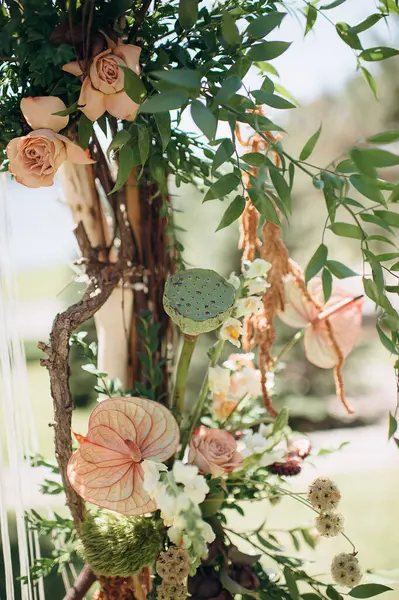 Şeftali gülleri ve ponpon çiçekleriyle bohem çiçek aranjmanı