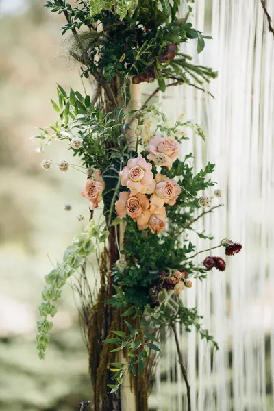 Şeftali gülleri ve ponpon çiçekleriyle bohem çiçek aranjmanı