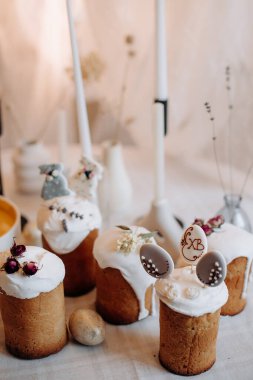 Süslü Paskalya ekmekleri, krema, tavşan kulakları ve çiçeklerle süslenmiş.