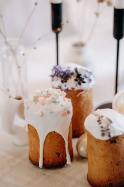 Beyaz kremalı ve lavantalı Paskalya ekmeği