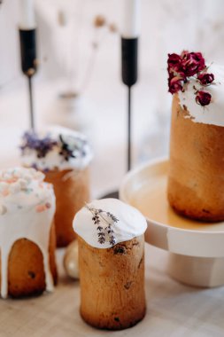 Süslü Paskalya ekmekleri ve altın yumurtayla dolu bir masa.