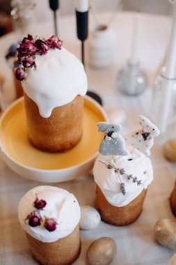 Eflatun, gül ve tavşanlarla süslenmiş Paskalya ekmekleri