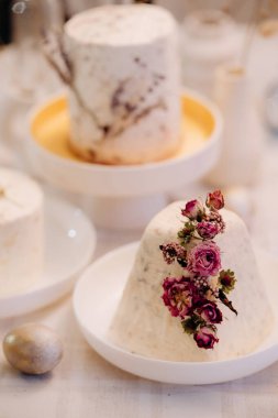 Pembe güllerle süslenmiş zarif Paskha tatlısı.