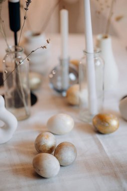 Beyaz ve altın yumurtalı zarif Paskalya sofrası