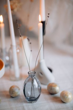 Mumlarla dolu bir masada lavantalı küçük cam bir vazoya yakın plan.