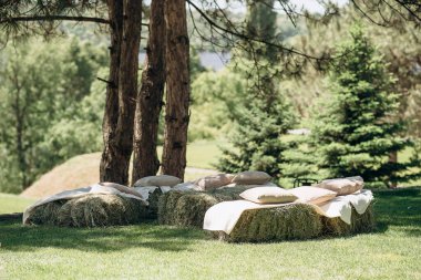 Suyun kenarında saman balyalarıyla dolu taşralı açık hava salonu.