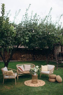 Yeşil çimenlikte hoş geldin tabelası olan zarif bir düğün salonu.