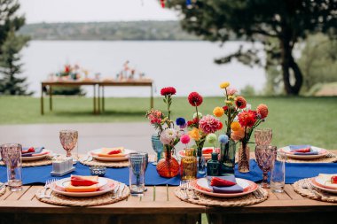 Kırmızı biberli renkli açık hava düğün masası.