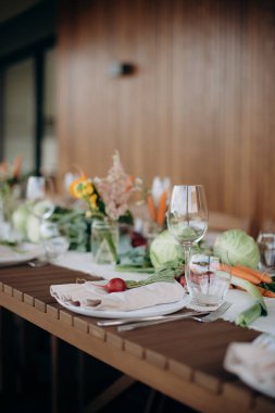 Sebzeli ve keten peçeteli kırsal açık masa.