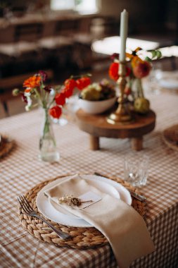 Kareli masa örtüsü ve kurumuş çiçekleri olan kırsal açık alan