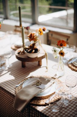 Kareli masa örtüsü, dokuma kaplar ve incirlerle şık bir masa örtüsü.