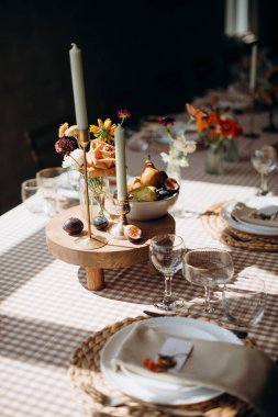 Kareli masa örtüsü, dokuma kaplar ve incirlerle şık bir masa örtüsü.