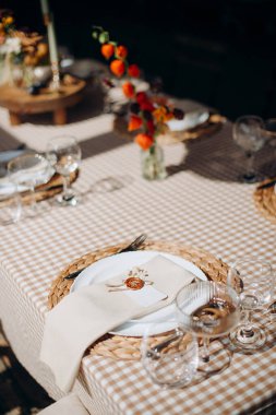 Kareli masa örtüsü, dokuma kaplar ve incirlerle şık bir masa örtüsü.
