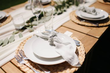 Beyaz kurdeleli şık bir açık hava düğün yeri.