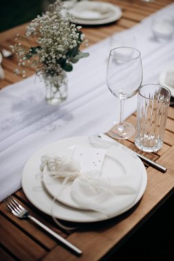 Beyaz kurdeleli şık bir açık hava düğün yeri.