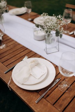 Beyaz kurdeleli şık bir açık hava düğün yeri.