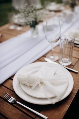 Beyaz kurdeleli şık bir açık hava düğün yeri.