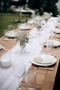 Beyaz kurdeleli şık bir açık hava düğün yeri.