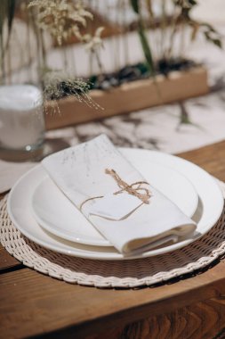 Beyaz çiçekli şık bir açık hava masası.