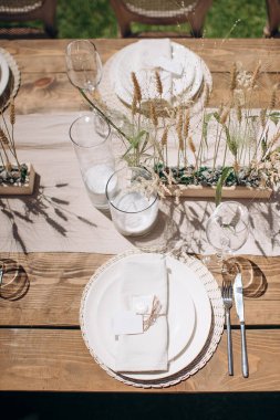 Kurumuş çiçekli kırsal bir açık hava masasının yukarıdan aşağı görünümü