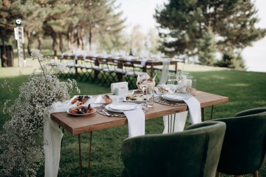 Şık açık hava düğün başkanlığı. Şelaleden bebek nefesi ve beyaz güllerle süslenmiş.