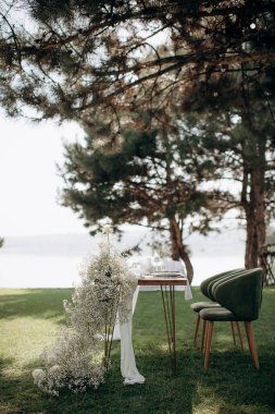 Şık açık hava düğün başkanlığı. Şelaleden bebek nefesi ve beyaz güllerle süslenmiş.