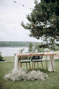 Şık açık hava düğün başkanlığı. Şelaleden bebek nefesi ve beyaz güllerle süslenmiş.