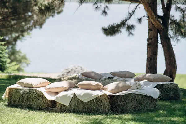 Suyun kenarında saman balyalarıyla dolu taşralı açık hava salonu.