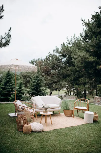 Şemsiyeli ve su manzaralı şık bir açık hava salonu.