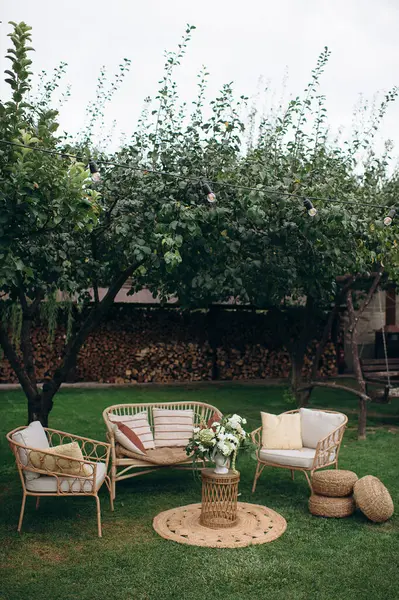 Yeşil çimenlikte hoş geldin tabelası olan zarif bir düğün salonu.