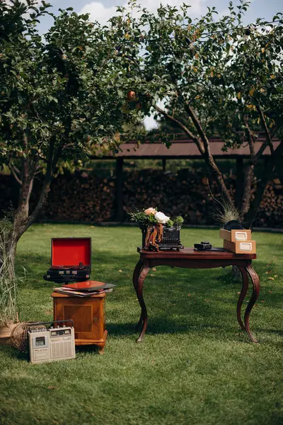 Antika dekorlu tuhaf bir açık hava fotoğraf kabini.