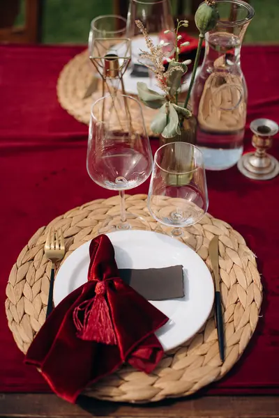 Kırmızı ve beyaz dekorlu şık bir açık hava masası.