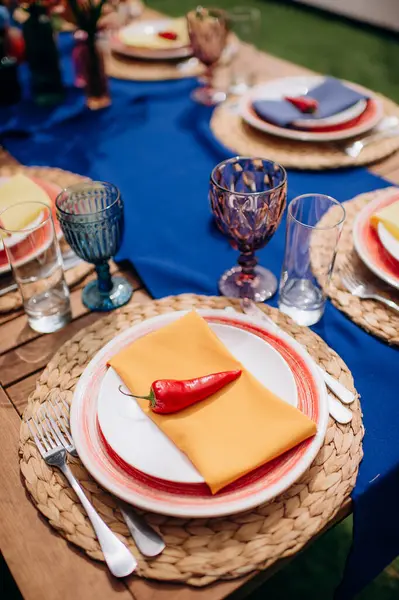 Kırmızı biberli renkli açık hava düğün masası.