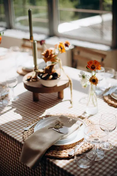 Kareli masa örtüsü, dokuma kaplar ve incirlerle şık bir masa örtüsü.