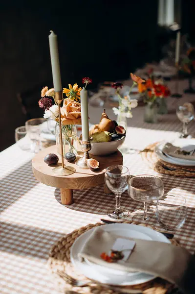 Kareli masa örtüsü, dokuma kaplar ve incirlerle şık bir masa örtüsü.