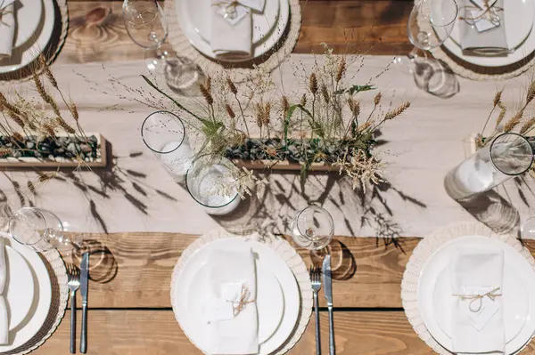 Kurumuş çiçekli kırsal bir açık hava masasının yukarıdan aşağı görünümü