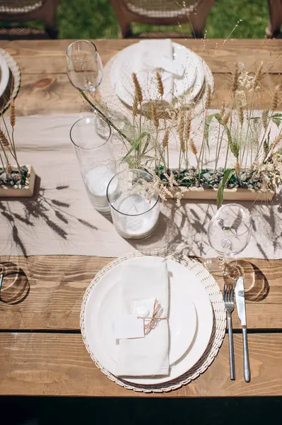 Kurumuş çiçekli kırsal bir açık hava masasının yukarıdan aşağı görünümü