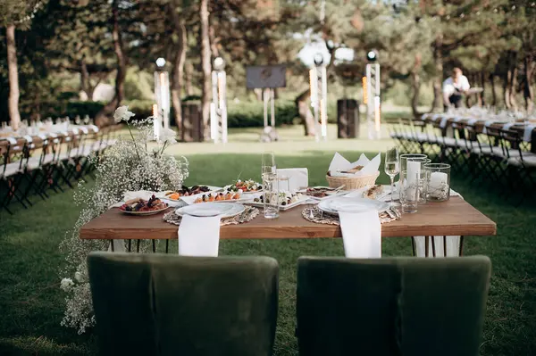 Şık açık hava düğün başkanlığı. Şelaleden bebek nefesi ve beyaz güllerle süslenmiş.