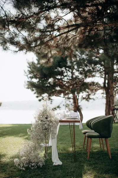 Şık açık hava düğün başkanlığı. Şelaleden bebek nefesi ve beyaz güllerle süslenmiş.