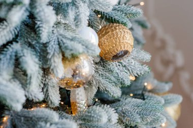Soyut bir arkaplanda Noel süsü. Şenlikli Noel ağacı. - Mutlu yıllar. Yumuşak seçmeli odak, alanı kopyala.