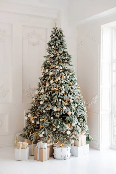一个装饰精美的房间 有一棵圣诞树 下面有礼物 内陆圣诞 神奇而明亮的树 软性选择性重点 — 图库照片