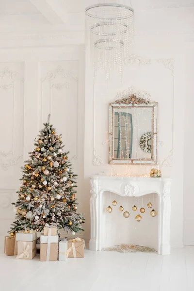 Krásně Zařízený Pokoj Vánočním Stromečkem Pod Ním Dárky Vnitřní Vánoce — Stock fotografie