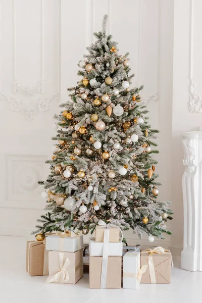 Quarto Lindamente Decorado Com Uma Árvore Natal Com Presentes Por — Fotografia de Stock